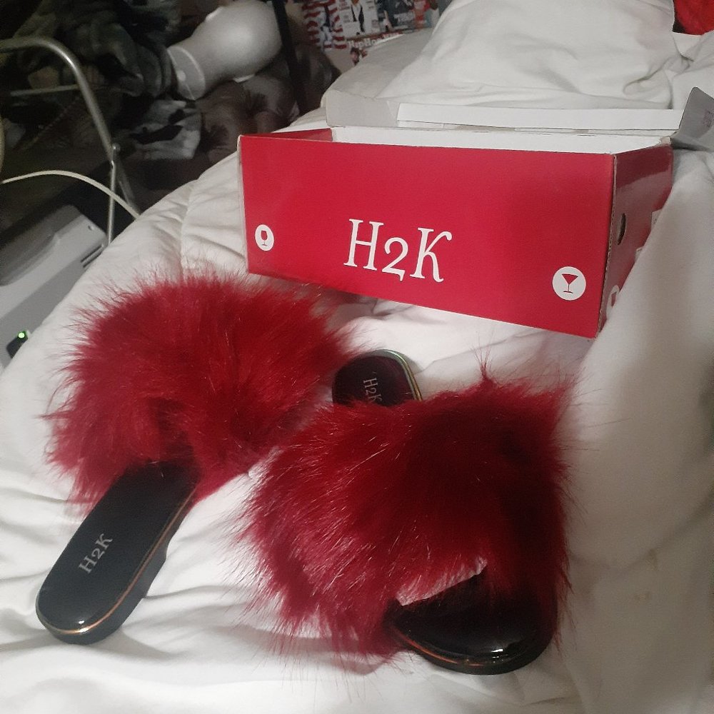 H2K red fur sandals